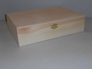 Medinė dėžutė su užraktu | Išmatavimai 19x26x6.5<br>Perkant 5 vnt kaina 5.00 eur
