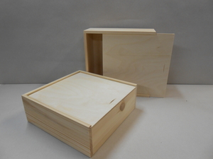 Medinė dėžutė -penalas | Išmatavimai 28x28x10 cm
 