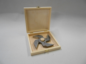 Medinė dėžutė frezam | Išmatavimai 19x19x4 cm<br>galima pagaminti pagal jusu instrumenta