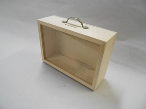 Taupyklė su stiklų | Išmatavimai  14x20x6 cm<br>Dežutes nugareli galima lengvai atsiukti,kad galetumete išgraviruoti ,nupiešti palinkejimus arba ideti nuotraukas