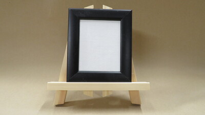 Rinkinys- molbertas,rėmelis ir drobės ant poremio.<br>Liko 1vnt | Išmatavimai 90x110 mm