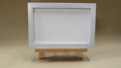 Rinkinys- molbertas,rėmelis ir drobės ant kartono.<br>Liko 1vnt | Išmatavimai 140x225 mm