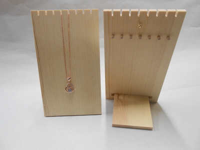 Stovas pakabukams | plotis 14,5 aukst.25 cm<br>pagamintas iš pušis