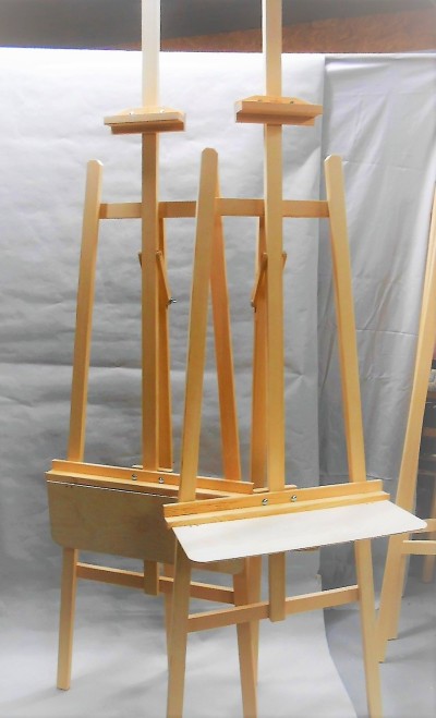 Molbertas-platus su atlenkamu staliuku | aukštis 2,00 m,plotis viršuje38cm,lentyna60cm,<br> viršutinęs laikykles ir apatinę lentynas galima sureguliuoti,pagal paveikslo išmatavimus.<br>
Pagamintas iš pušies,nedažytas.<br>Lentynos plotis 60 cm<br>
Maksimalus drobė aukštis 145cm





