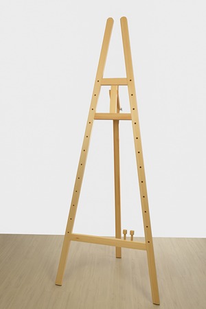 Molbertas su kištukais | aukštis 195cm,plotis75cm.<br>Pagamintas iš pušies,nedažytas.