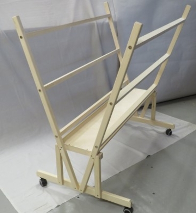 Stovas laikyti paveikslus su ratukais | aukštis 100 cm,plotis 70cm,ilgis 100 cm.Pagamintas iš pušies,nedažytas.